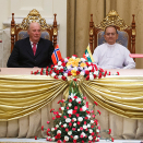 Kong Harald og President Thein Sein følger med når utenriksminister Brøge Brende og økonomi- og planleggingsminister Kan Zaw signerte bilaterale avtaler. Foto: Heiko Junge / NTB scanpix